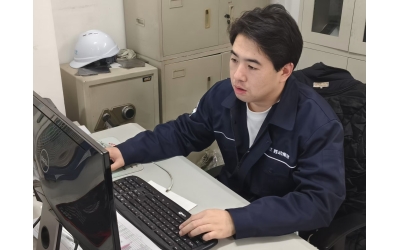 雙線作戰(zhàn)勇?lián)?dāng)  攻堅克難顯本色 &mdash;&mdash;記電機電氣廠技術(shù)組長兼生產(chǎn)組長陳嘉奇