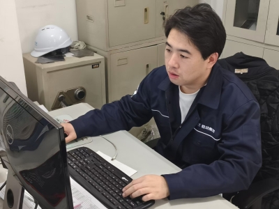 雙線作戰(zhàn)勇?lián)?dāng)  攻堅克難顯本色 &mdash;&mdash;記電機電氣廠技術(shù)組長兼生產(chǎn)組長陳嘉奇